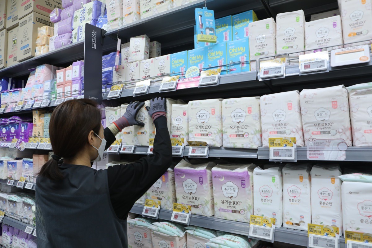 이마트가 명절 후 물가안정을 위해 19일부터 25일까지 일주일간 체감도가 큰 생필품, 먹거리를 중심으로 대대적인 할인 혜택을 제공한다. / 이마트