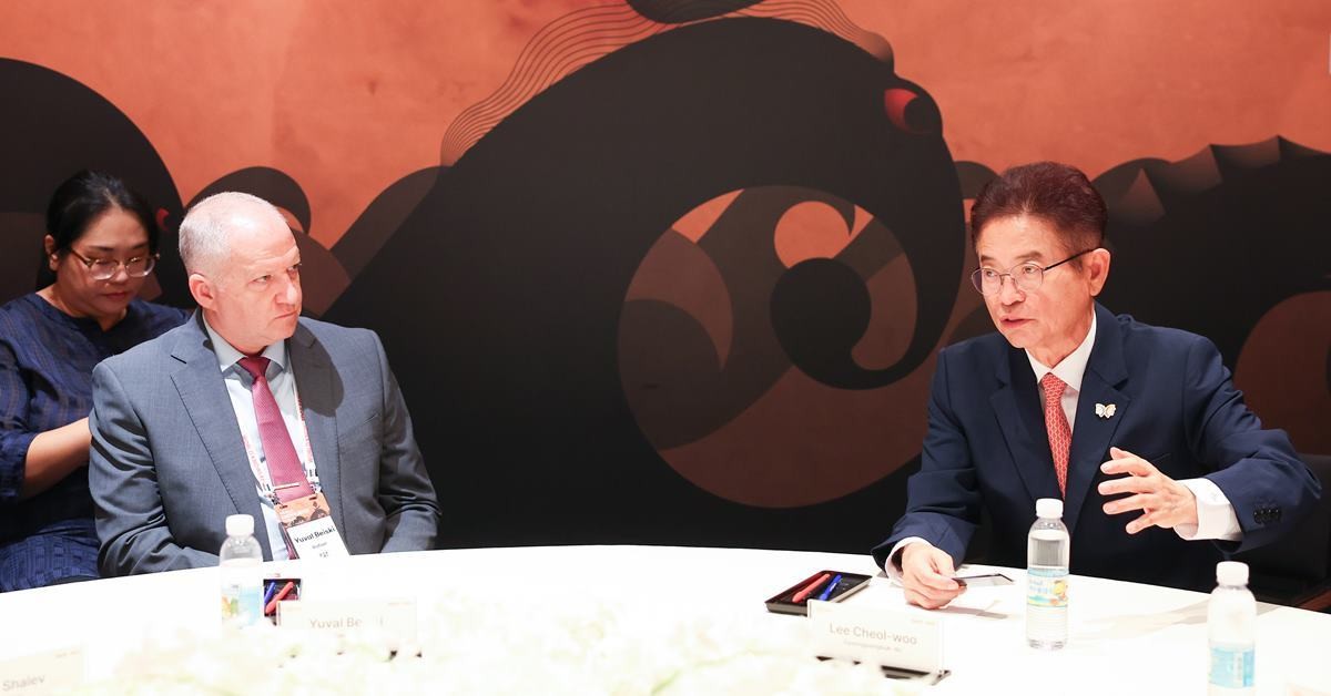 이철우 경북도지사가 25년 9월 9일 서울 신라호텔에서 이스라엘의 국영 방산업체인 라파엘과 국방 분야 기술협력과 방산 제조 분야 협력에 대해 논의하고 있다./경북도