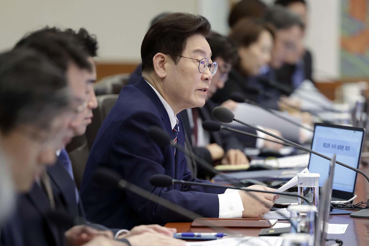 이재명 대통령이 12일 청와대에서 열린 수석보좌관회의에서 발언하고 있다. /뉴스1