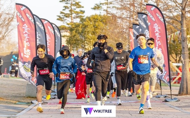 18일 순천만국가정원에서 열린 ‘윷놀이런’ 행사 참가자들이 정원을 배경으로 달리기를 즐기고 있다