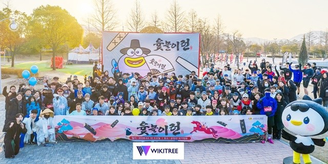 설 연휴 마지막 날인 18일 순천만국가정원에서 열린 ‘윷놀이런’ 행사 참가자들이 기념촬영을 하고 있다