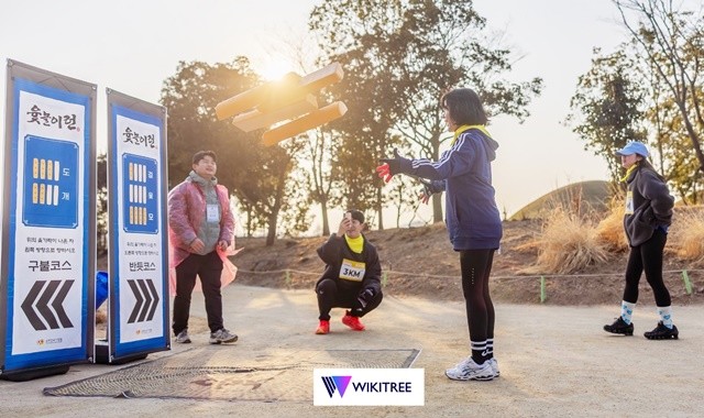 18일 순천만국가정원에서 열린 ‘윷놀이런’ 행사 참가자들이 윷놀이 체험을 하고 있다.