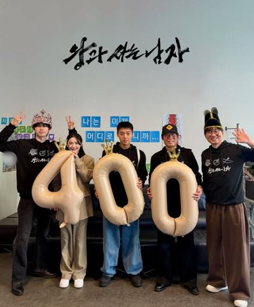 18일 영화 '왕과 사는 남자' 400만 관객 돌파를 자축하는 사진 / 쇼박스 인스타그램