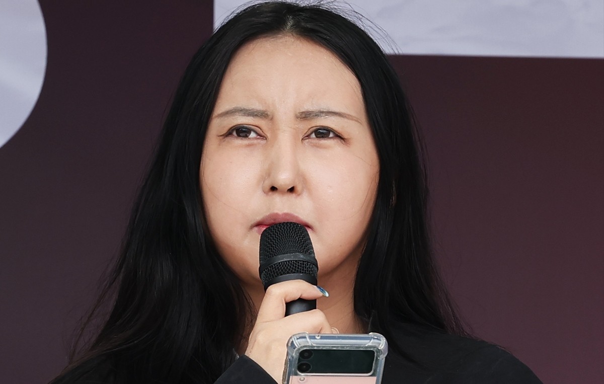 최서원(개명 전 최순실) 씨의 딸 정유연(개명 전 정유라) 씨 모습. 기사 이해를 돕기 위한 자료 사진. 정유연 씨가 사기 혐의 재판에 출석하지 않아 구속 수감된 것으로 전해졌다. 의정부지법 남양주지원은 특정경제범죄 가중처벌법상 사기 혐의로 불구속 재판을 받던 정 씨에 대해 반복된 불출석을 이유로 형사소송법에 따라 구속영장을 발부했다. 정 씨는 2022∼2023년 지인에게 총 6억 9800만 원을 빌린 뒤 갚지 않은 혐의로 기소됐다. / 연합뉴스