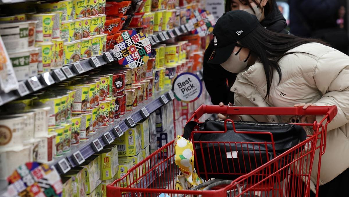 서울의 한 대형마트에서 외국인 관광객들이 라면을 구입하고 있다.  / 뉴스1