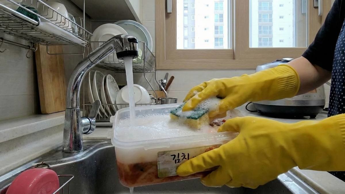 반찬통 닦는 사진 (AI로 제작됨)