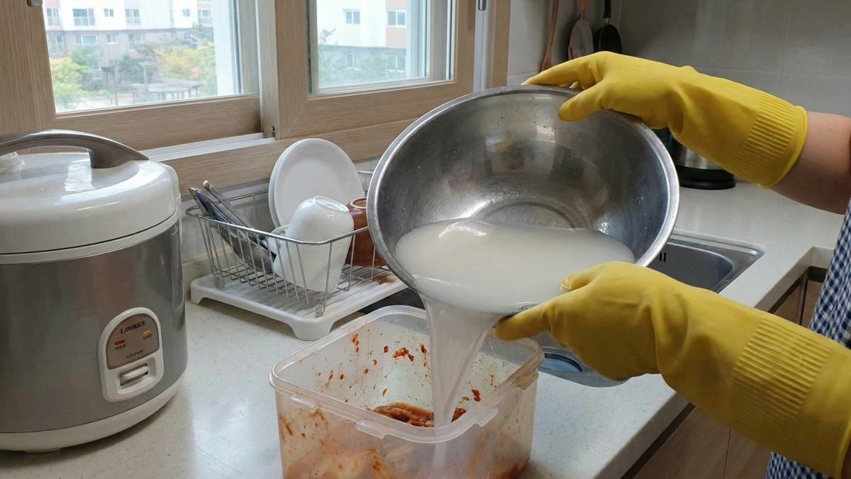 쌀뜨물을 반찬통에 넣는 모습 (AI로 제작됨)