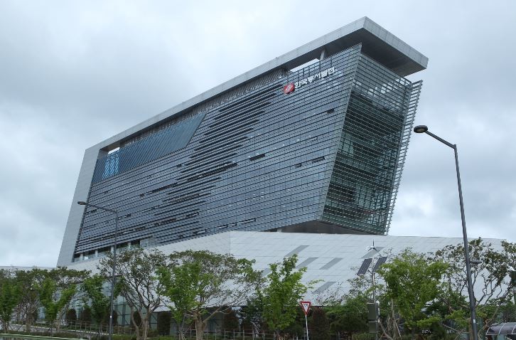 행정안전부가 주관한 ‘2025년 정보공개 종합평가’에서 한국동서발전이 공공기관 분야 최우수기관으로 선정됐다. 이로써 동서발전은 공기업 가운데 처음으로 8년 연속 최우수기관에 이름을 올리게 됐다. / 사진제공=동서발전