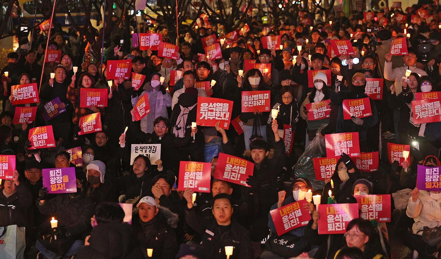 5일 오후 서울 종로구 동화면세점 앞에서 열린 윤석열 대통령 퇴진 촉구 집회에 참가한 시민들이 촛불을 들고 정권 퇴진을 촉구하고 있다. / 뉴스1
