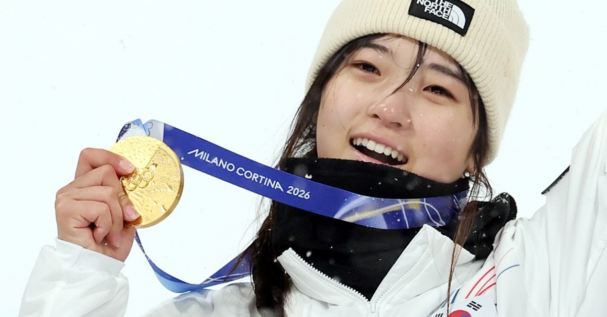 지난 13일 이탈리아 리비뇨 스노파크에서 열린 2026 밀라노·코르티나담페초 동계올림픽 여자 하프파이프 결선에서 최가온(세화여고)이 90.25점을 기록하며 금메달을 목에 걸었다. / 뉴스1