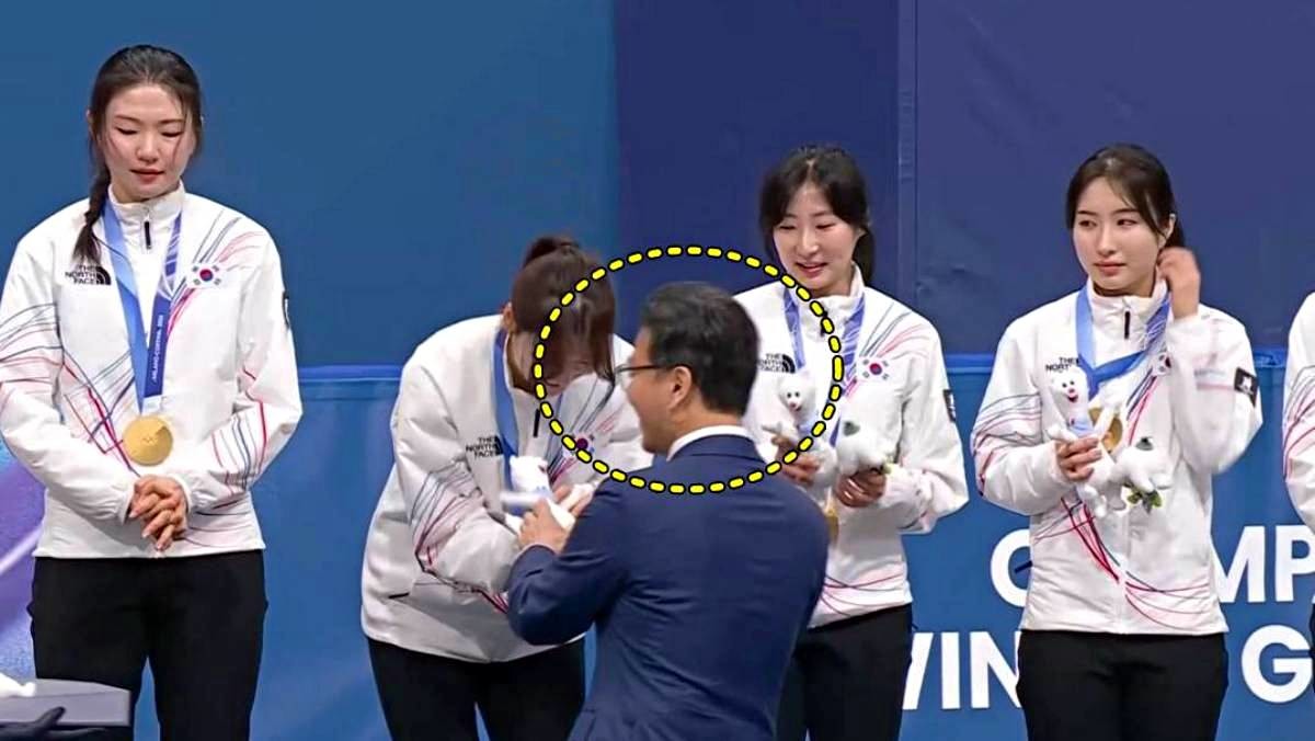 19일(한국 시간) 오전 이탈리아 밀라노 아이스 스케이팅 아레나 경기장에서 열린 2026 밀라노·코르티나담페초 동계올림픽 쇼트트랙 여자 3000m 계주 시상식에서 김재열 ISU(국제빙상경기연맹) 회장이 한국 선수들에게 마스코트 인형 플로를 전달하며 축하하고 있다. / 네이버 치지직 'JTBC Sports'