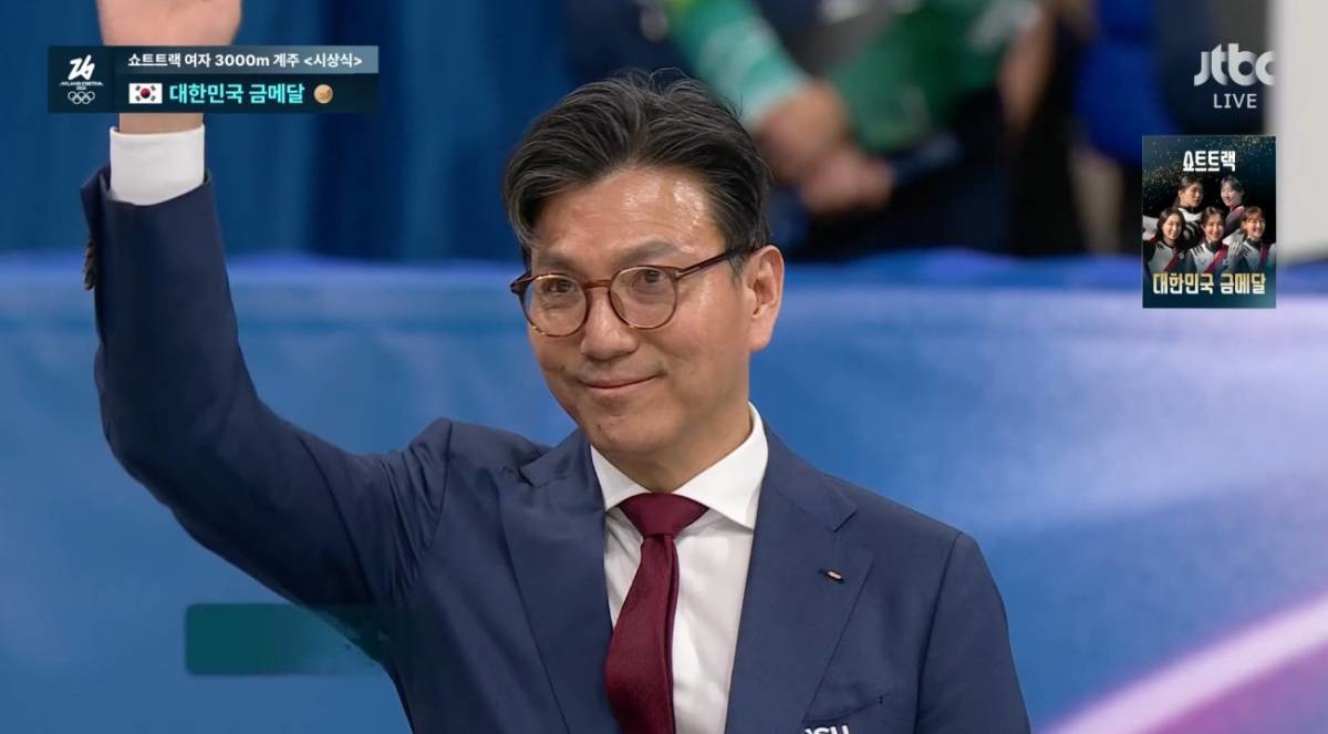 19일(한국 시간) 오전 이탈리아 밀라노 아이스 스케이팅 아레나 경기장에서 열린 2026 밀라노·코르티나담페초 동계올림픽 쇼트트랙 여자 3000m 계주 시상식에 시상자로 등장한 김재열 ISU(국제빙상경기연맹) 회장. / 네이버 치지직 'JTBC Sports'