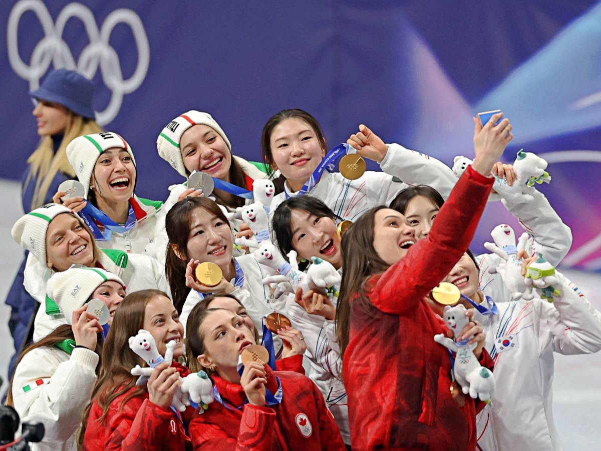 19일(한국 시간) 이탈리아 밀라노 아이스 스케이팅 아레나 경기장에서 열린 2026 밀라노·코르티나담페초 동계올림픽 쇼트트랙 여자 3000m 계주 시상식에서 각각 금·은·동메달을 딴 한국, 이탈리아, 캐나다 선수들이 셀카를 찍고 있다. / 연합뉴스