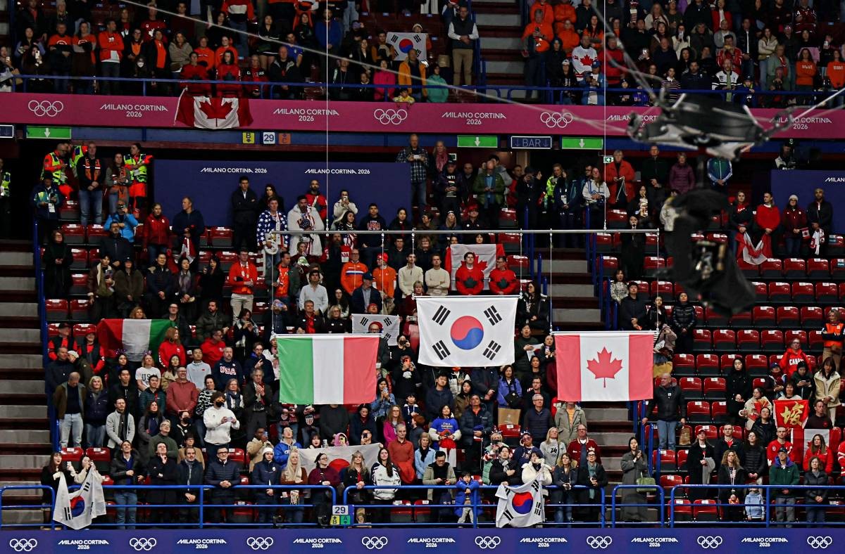 가장 높은 곳에 게양된 태극기. 한국 여자 쇼트트랙 대표팀은 19일(한국시간) 이탈리아 밀라노 아이스스케이팅 아레나에서 열린 2026 밀라노·코르티나담페초 동계올림픽 쇼트트랙 여자 3000m 계주 결승에서 금메달을 목에 걸었다.