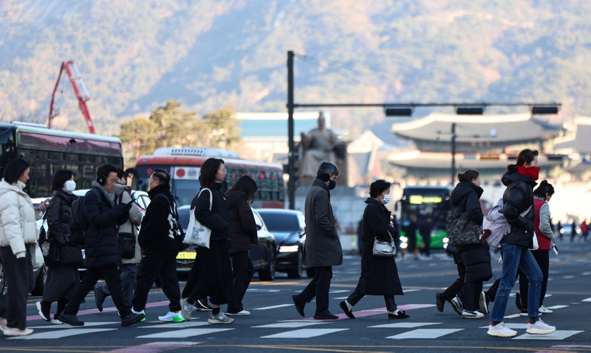 설 연휴가 끝난 19일 서울 종로구 광화문네거리에서 직장인들이 출근길 발걸음을 옮기고 있다. / 뉴스1