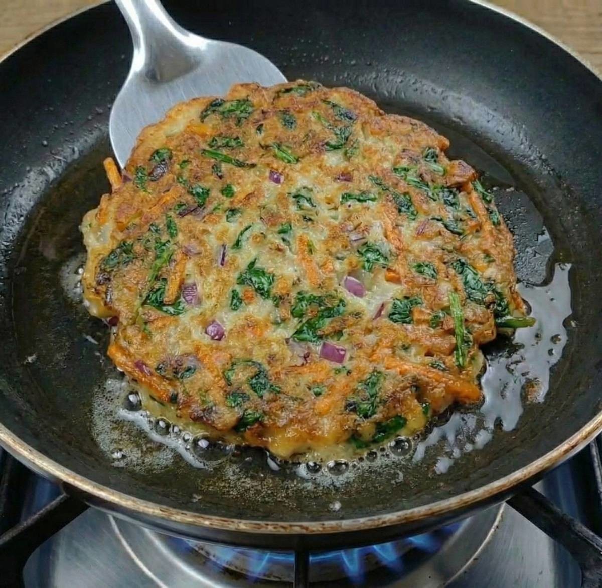 노릇노릇 '시금치전' 완성. 기사 내용 토대로 AI툴 활용해 제작한 자료사진.