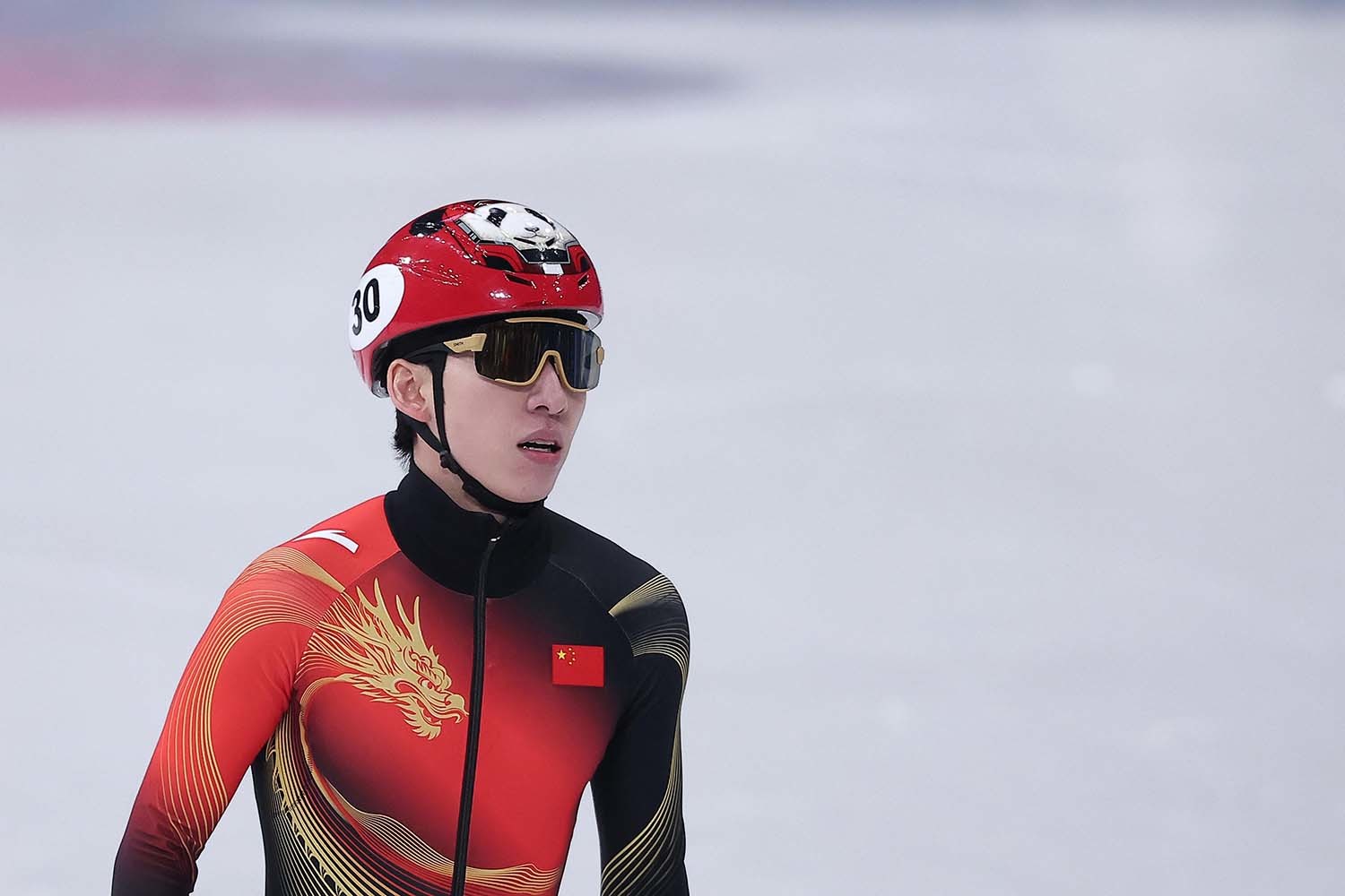중국 쇼트트랙 린샤오쥔(한국명 임효준)이 18일(현지시간) 이탈리아 밀라노 아이스스케이팅 아레나에서 열린 2026 밀라노·코르티나담페초 동계올림픽 쇼트트랙 남자 500m 준준결승에서 조4위로 결승선을 통과하며 준결승 진출에 실패한 후 아쉬워하고 있다. / 뉴스1