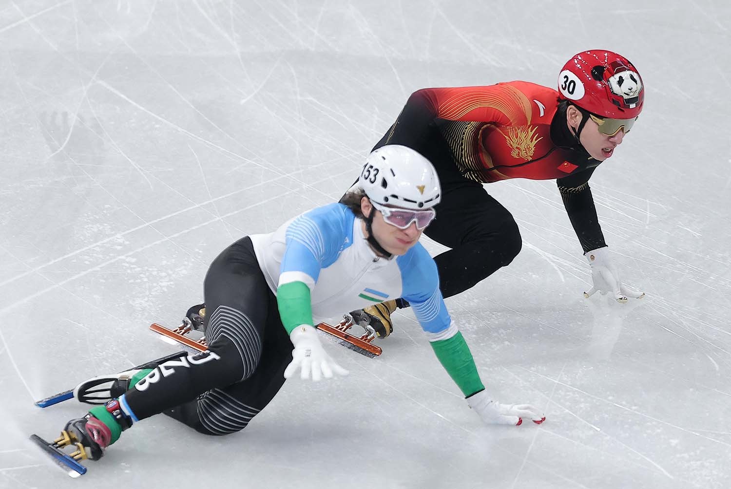 중국 쇼트트랙 린샤오쥔(한국명 임효준)이 18일(현지시간) 이탈리아 밀라노 아이스스케이팅 아레나에서 열린 2026 밀라노·코르티나담페초 동계올림픽 쇼트트랙 남자 500m 준준결승에서 우즈베키스탄 선수와 충돌하고 있다. / 뉴스1
