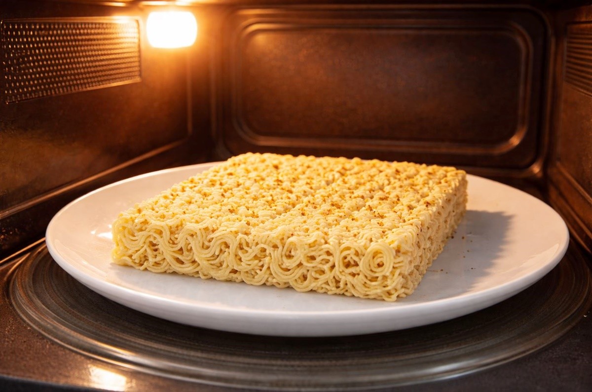 라면 과자 '뿌셔뿌셔'를 전자레인지에 넣은 모습. 기사 이해를 돕기 위해 AI를 활용해 제작한 자료 사진입니다. 실제 모습과 다소 차이가 있을 수 있습니다.