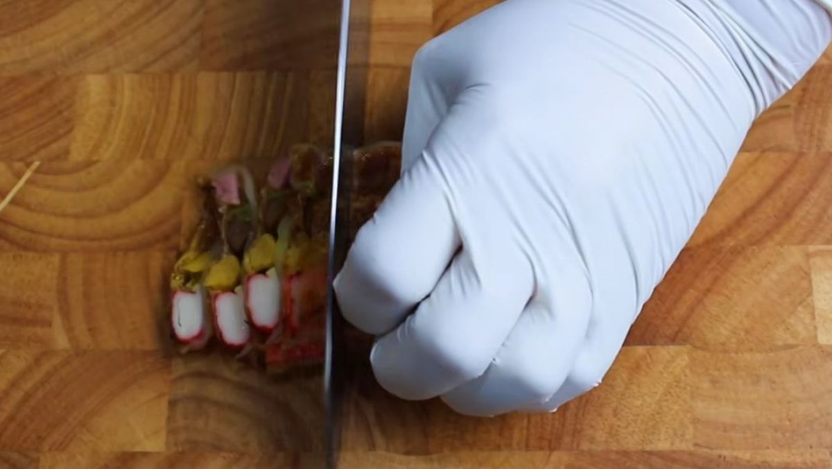 명절 후 남은 전을 자르는 모습. / 유튜브 '집밥 korean home cooking'