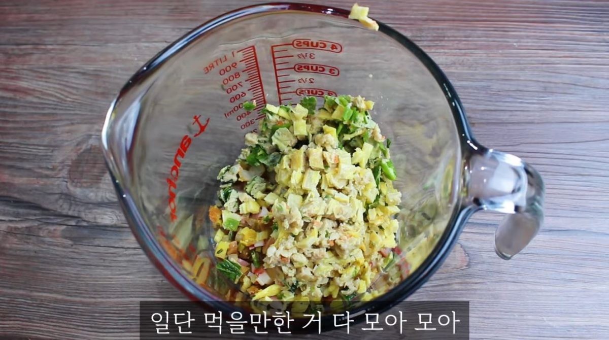 남은 전과 나물을 모두 잘게 자른 모습. / 유튜브 '집밥 korean home cooking'