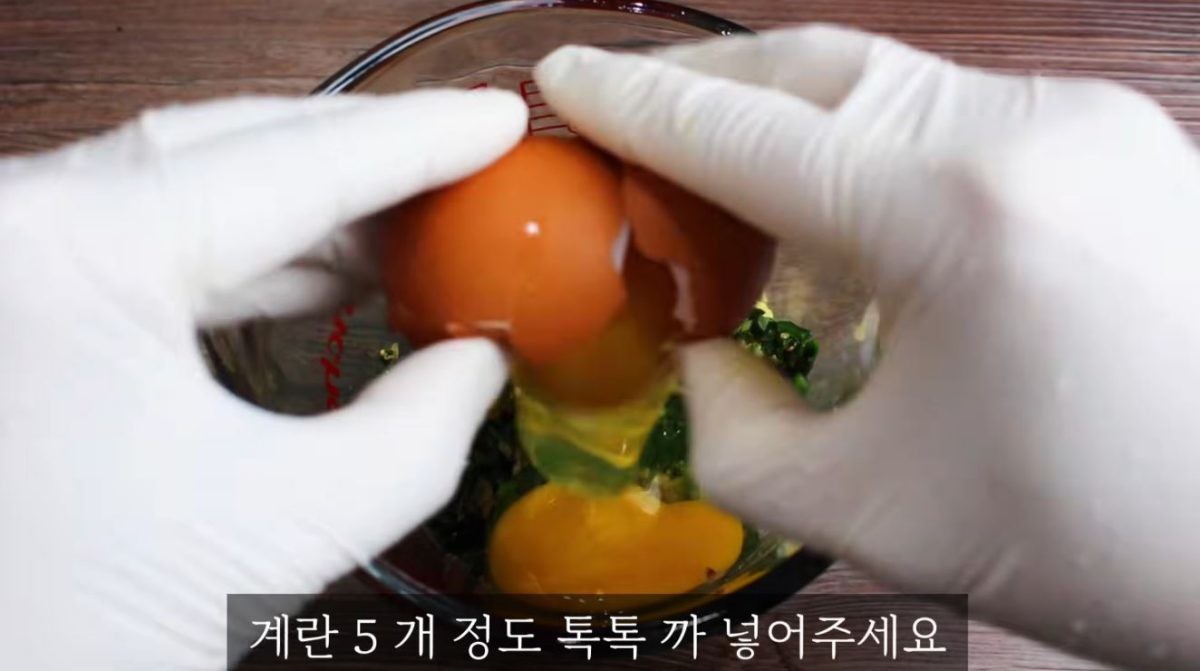 잘게 자른 전과 나물 위에 계란을 까 넣는 모습. / 유튜브 '집밥 korean home cooking'