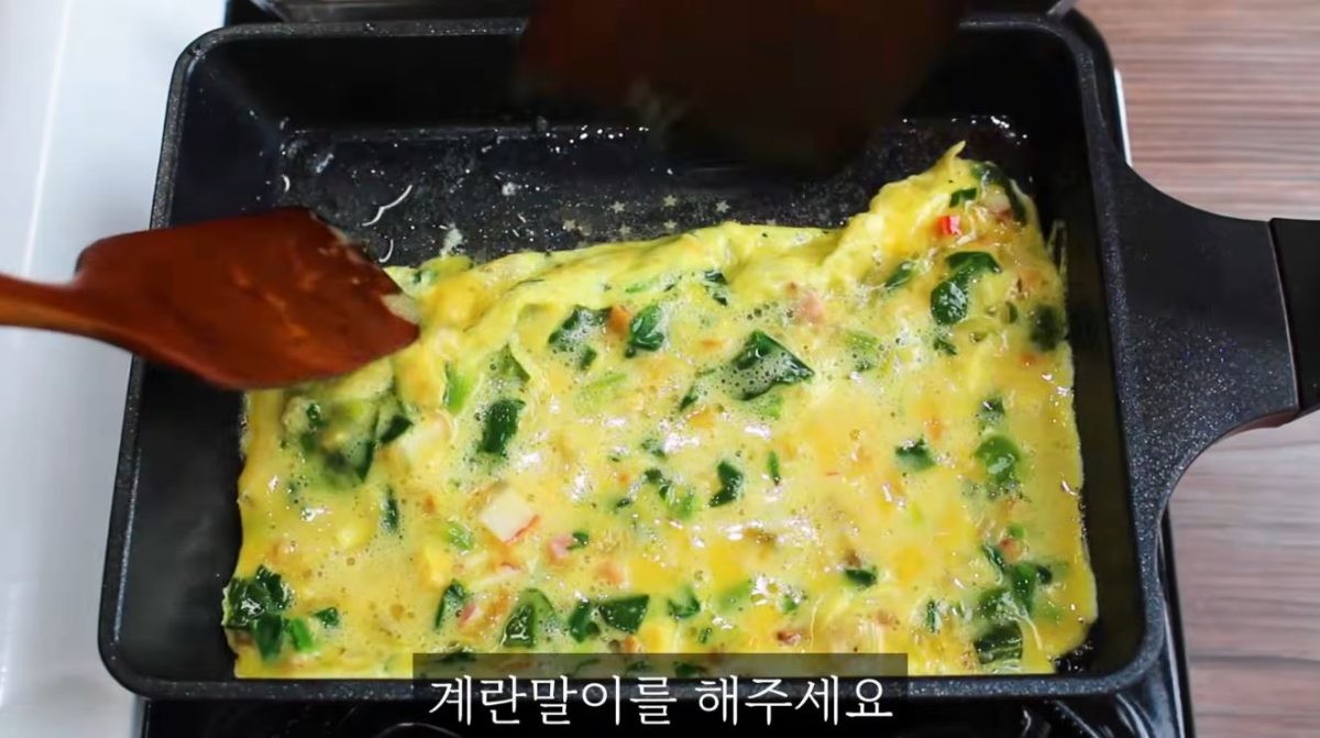 명절 후 자른 전들을 모아 계란말이를 하는 모습. / 유튜브 '집밥 korean home cooking'