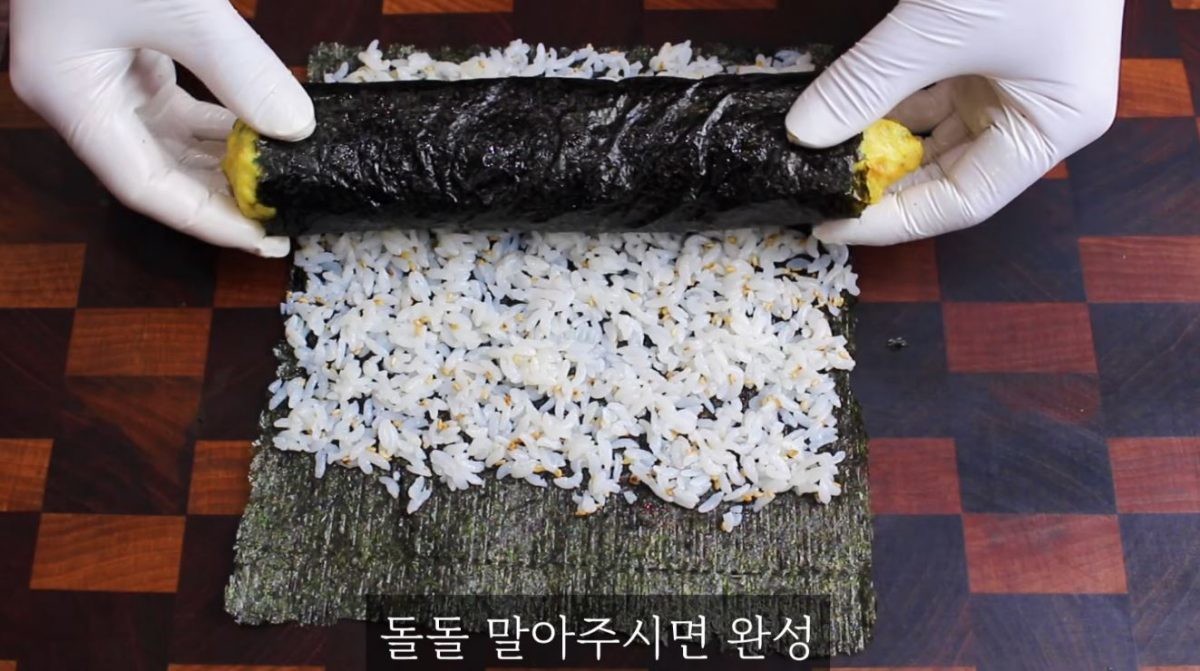 완성된 계란말이로 김밥을 마는 모습. / 유튜브 '집밥 korean home cooking'