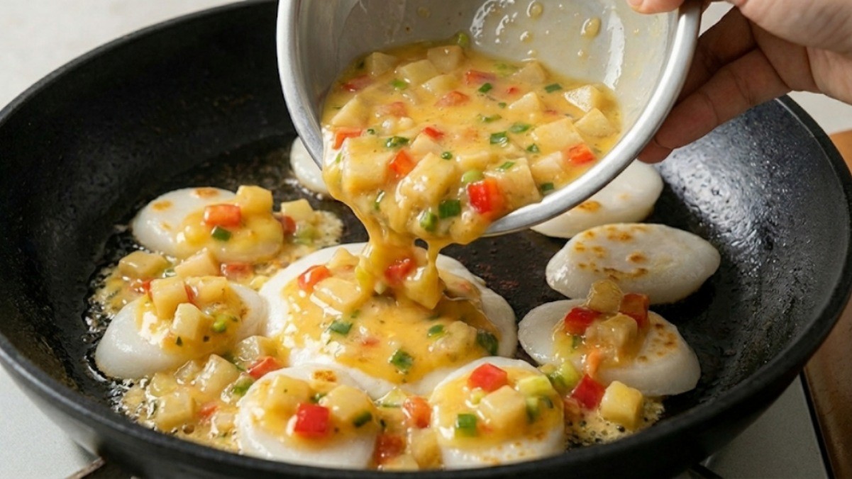 떡국떡에 반죽을 붓는 모습 / 기사 내용을 바탕으로 제작한 AI 이미지