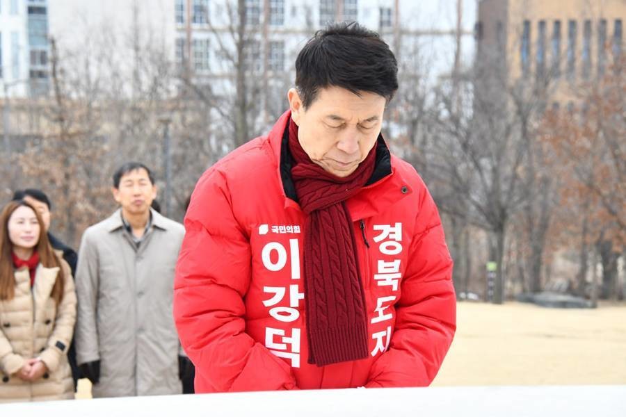 이강덕 경북도지사 예비후보의 구미 박정희 전 대통령 동상 참배 자료 사진/이강덕 제공