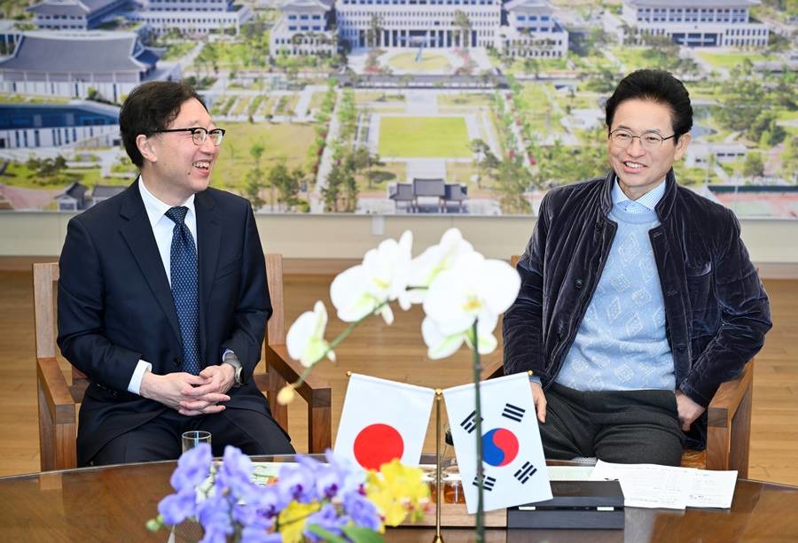 이철우 경상북도지사(오른쪽)는 2월 19일 오츠카 츠요시 주부산일본국총영사관 총영사를 접견하고 지방정부 간 교류 현안과 협력 방안에 대해 의견을 나눴다/경북도