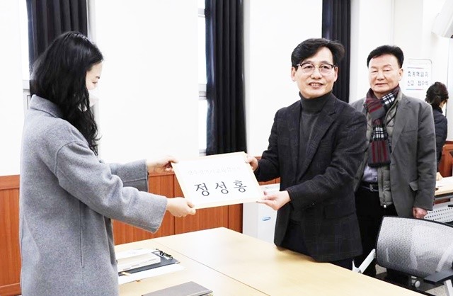 정성홍 광주민주진보시민교육감 단일후보가 19일 광주광역시선거관리위원회를 방문해 오는 6월 치러지는 광주교육감 선거 예비후보로 공식 등록했다.