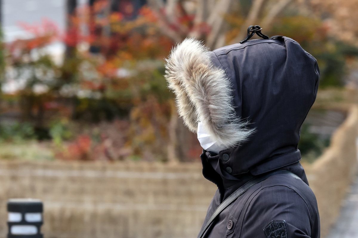 바람 부는 날씨에 두터운 옷차림을 한 시민. 자료사진. / 뉴스1
