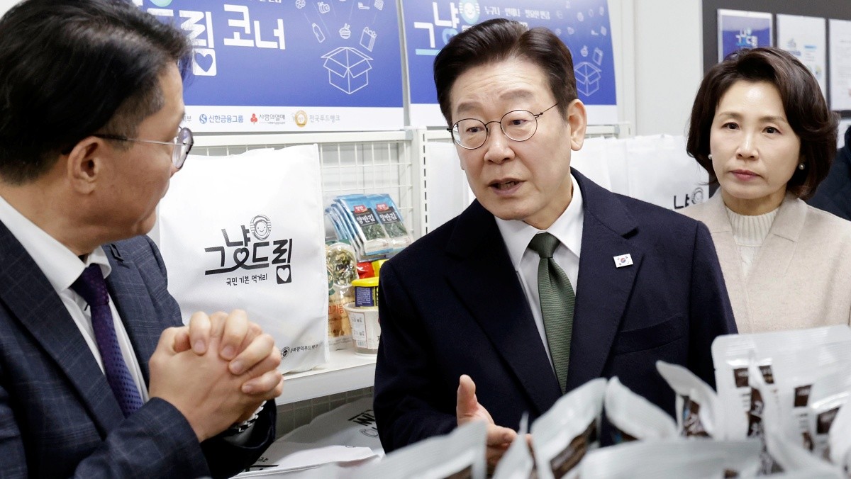 이재명 대통령과 김혜경 여사가 지난 11일 충북 충주시건강복지타운 내 그냥드림 코너를 방문해 운영 현황을 점검하고 있다. / 뉴스1