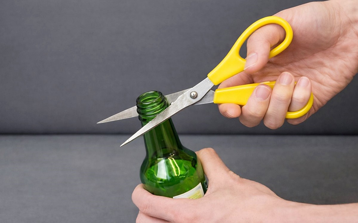 소주병 목부분에 무뎌진 가위를 갈고 있는 모습. 기사 이해를 돕기 위해 AI를 활용해 제작한 자료 사진입니다. 실제 모습과 다소 차이가 있을 수 있습니다.