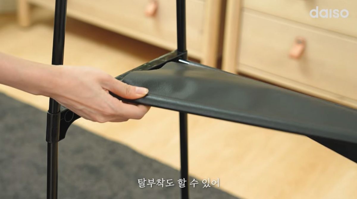 다이소 '2단 선반 행거'의 선반을 탈부착하는 모습. / 유튜브 '다이소'