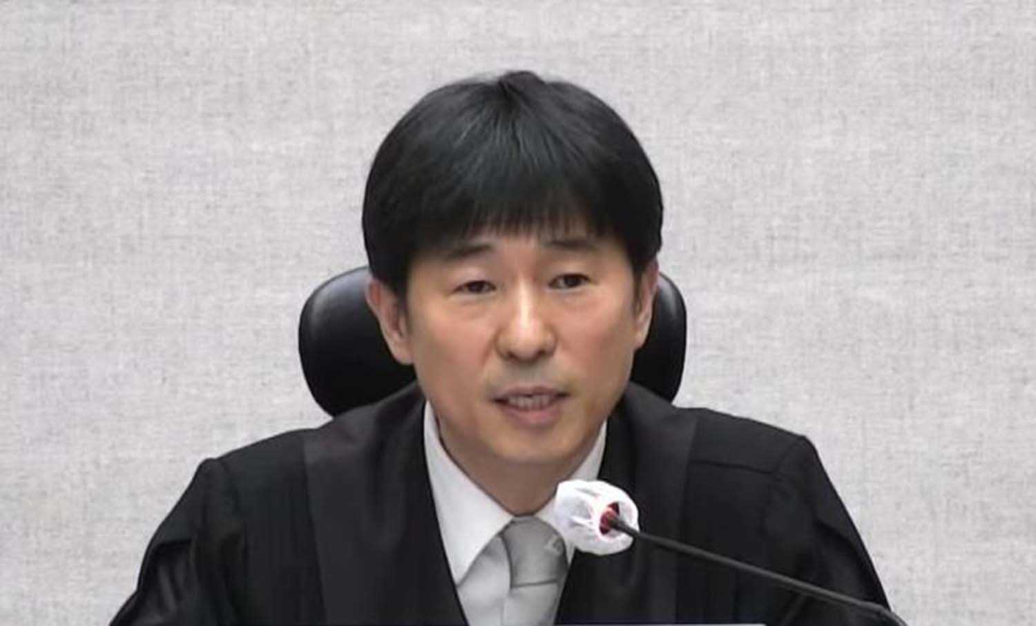 지귀연 부장판사가 19일 오후 서울 서초구 서울중앙지방법원에서 열린 12·3 비상계엄 관련 윤석열 전 대통령 내란 우두머리 혐의 사건 1심 선고공판에서 판결문을 낭독하고 있다. / 서울중앙지법 제공