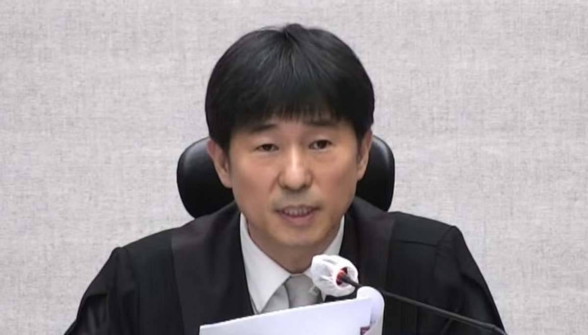 지귀연 부장판사가 19일 오후 서울 서초구 서울중앙지방법원에서 열린 12·3 비상계엄 관련 윤석열 전 대통령 내란 우두머리 혐의 사건 1심 선고공판에서 판결문을 낭독하고 있다. / 서울중앙지법 제공, 뉴스1