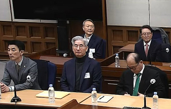 윤석열 전 대통령이 19일 오후 서울 서초구 서울중앙지방법원에서 열린 12·3 비상계엄 관련 내란 우두머리 혐의 사건 1심 선고공판에 출석해 자리에 앉아 있다.  / 뉴스1 (서울중앙지법 제공)