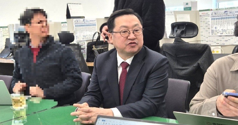 이장우 대전시장이 19일 시청 기자실을 찾아 대전·충남 행정통합 특별법 추진 상황과 여론조사 검토 방침을 설명하고 있다./사진=김지연 기자