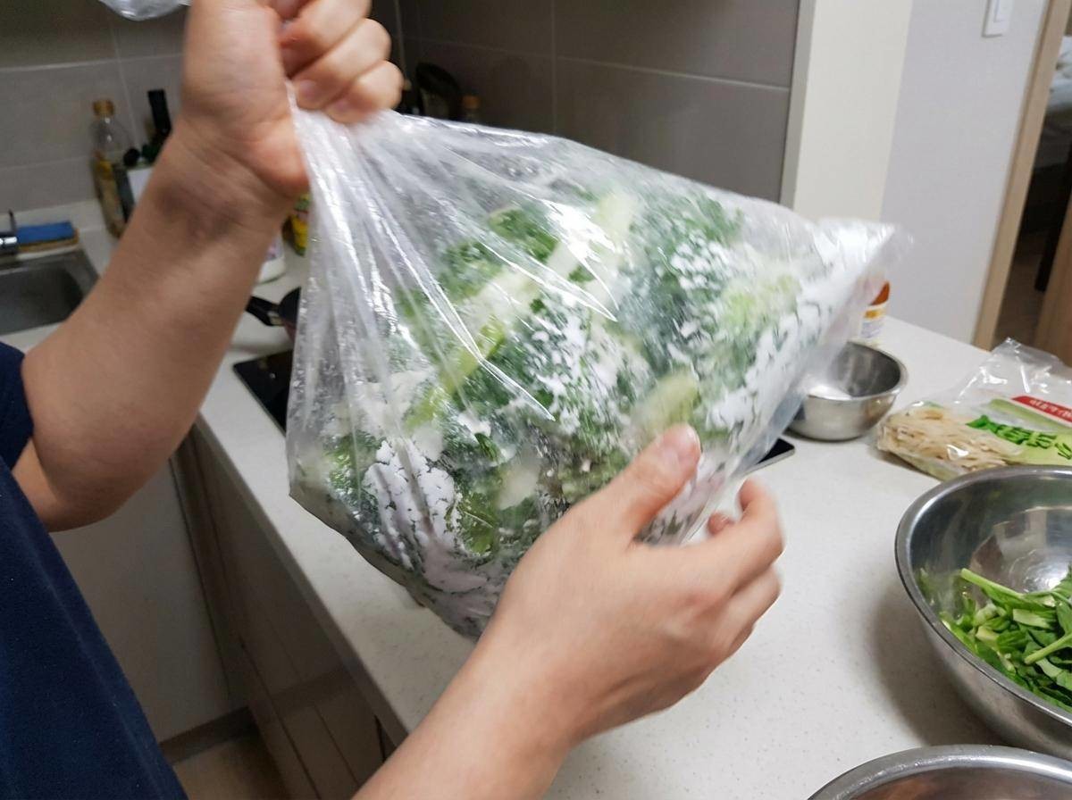 봄동에 튀김가루, 전분가루 입히기. 기사 내용 토대로 AI툴 활용해 제작한 자료사진.