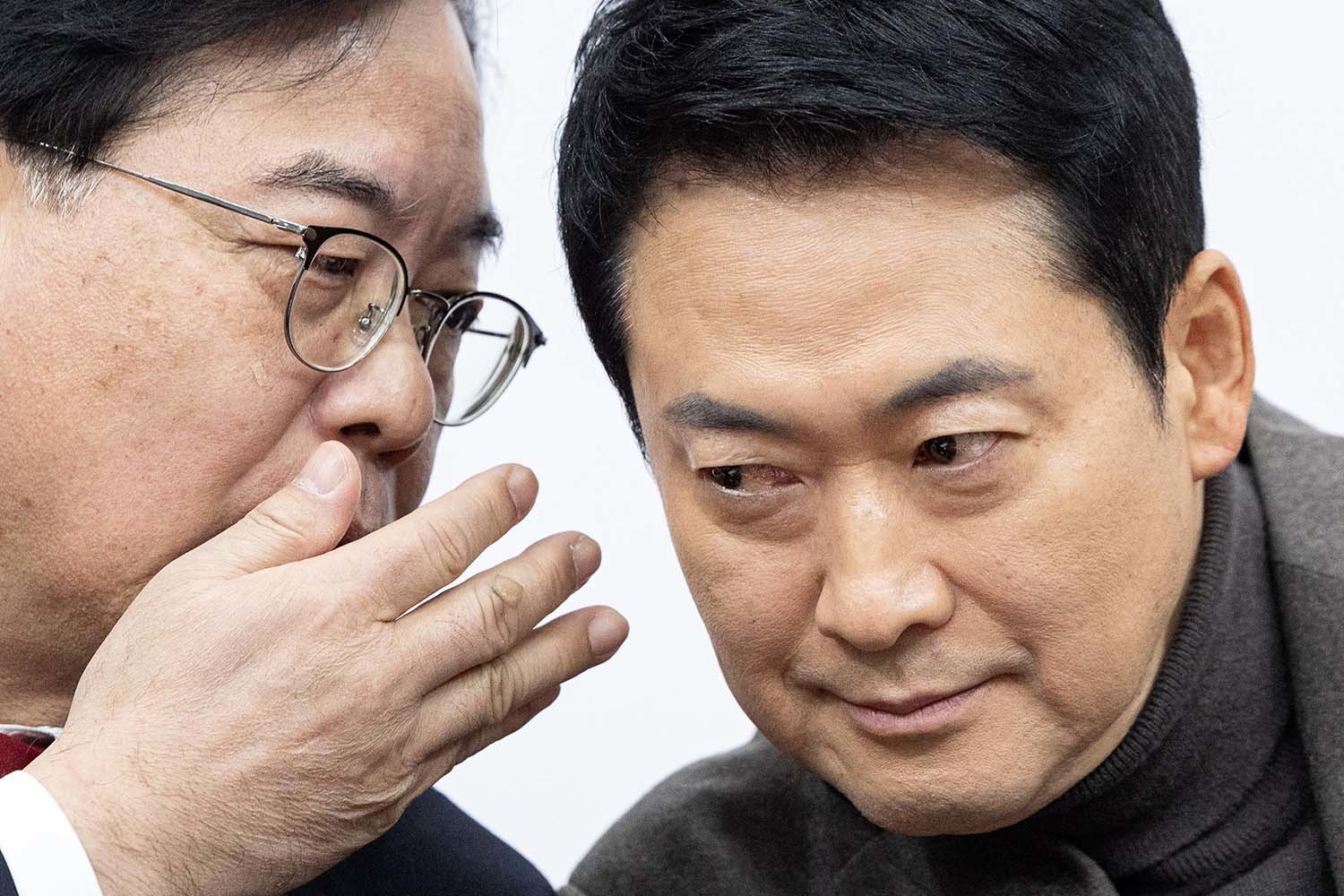 장동혁 국민의힘 대표가 19일 서울 여의도 국회에서 열린 최고위원회의에서 송언석 원내대표와 대화하고 있다./ 뉴스1