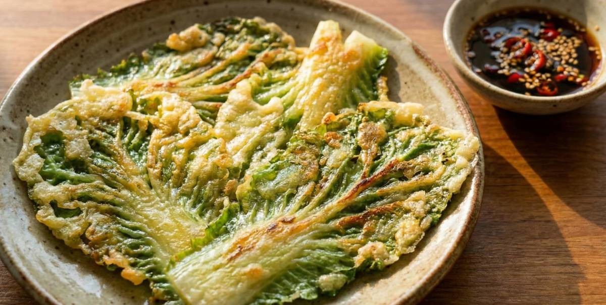 노릇노릇하게 잘 굽힌 봄동전. 기사 내용 토대로 AI툴 활용해 제작한 자료사진.