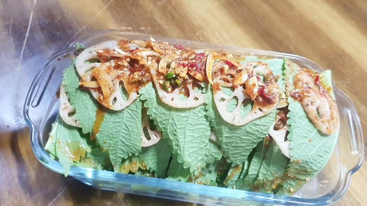 연근을 튀기거나 굽고 깻잎 위에 올린다. 골고루 섞은 양념 재료들을 얹어준다. / 유튜브 'sogyo table 소교식탁TV'