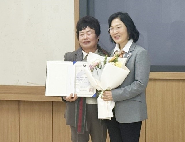 한국생활개선나주시연합회 이옥금 회장(왼쪽)이 농림축산식품부 장관상을 받았다.