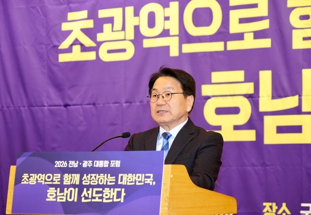 강기정 광주광역시장이 19일 서울 국회도서관 대강당에서 열린 '2026 전남·광주 대통합 포럼'에 참석해 환영사를 하고 있다. /광주광역시 제공