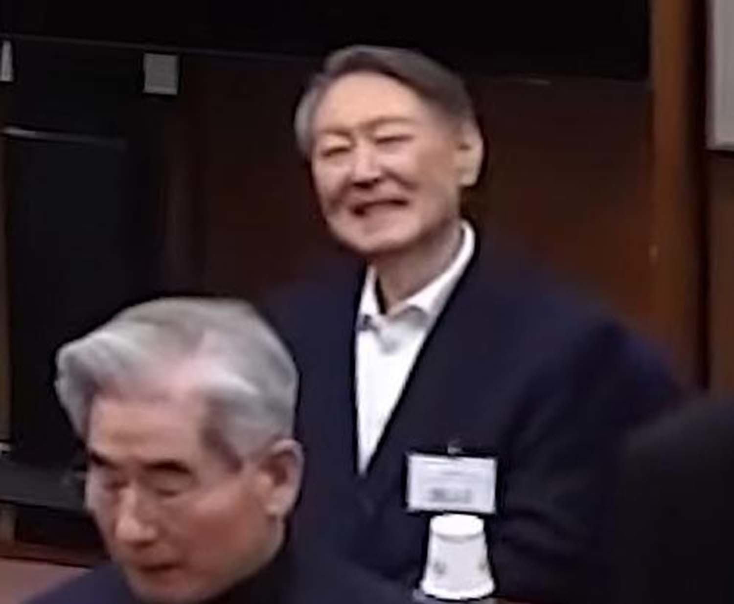 윤석열 전 대통령이 19일 오후 서울 서초구 서울중앙지방법원에서 열린 12·3 비상계엄 관련 내란 우두머리 혐의 사건 1심 선고공판에 출석해 미소를 짓고 있다. / 서울중앙지법 제공