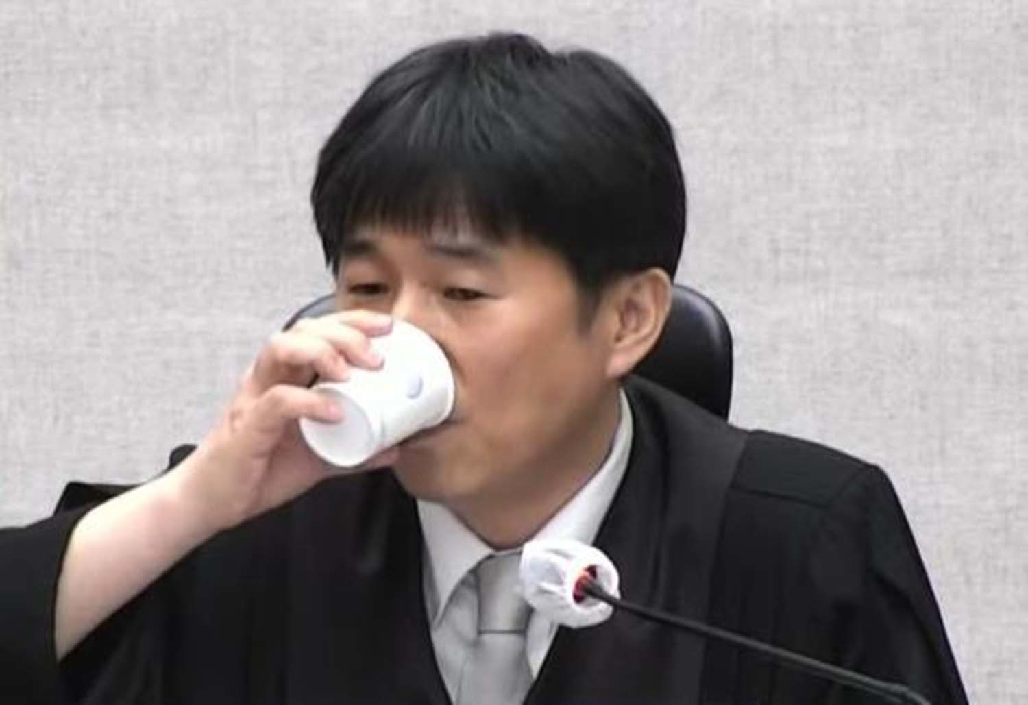 지귀연 부장판사가 19일 오후 서울 서초구 서울중앙지방법원에서 열린 12·3 비상계엄 관련 윤석열 전 대통령 내란 우두머리 혐의 사건 1심 선고공판에서 물을 마시고 있다. / 서울중앙지법 제공)