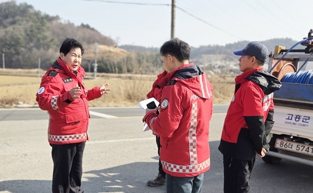 공영민 고흥군수가 지난 18일 산불감시원 근무지를 찾아 설 연휴 비상근무에 임하는 관계자들을 격려하며 현장을 점검하고 있다.