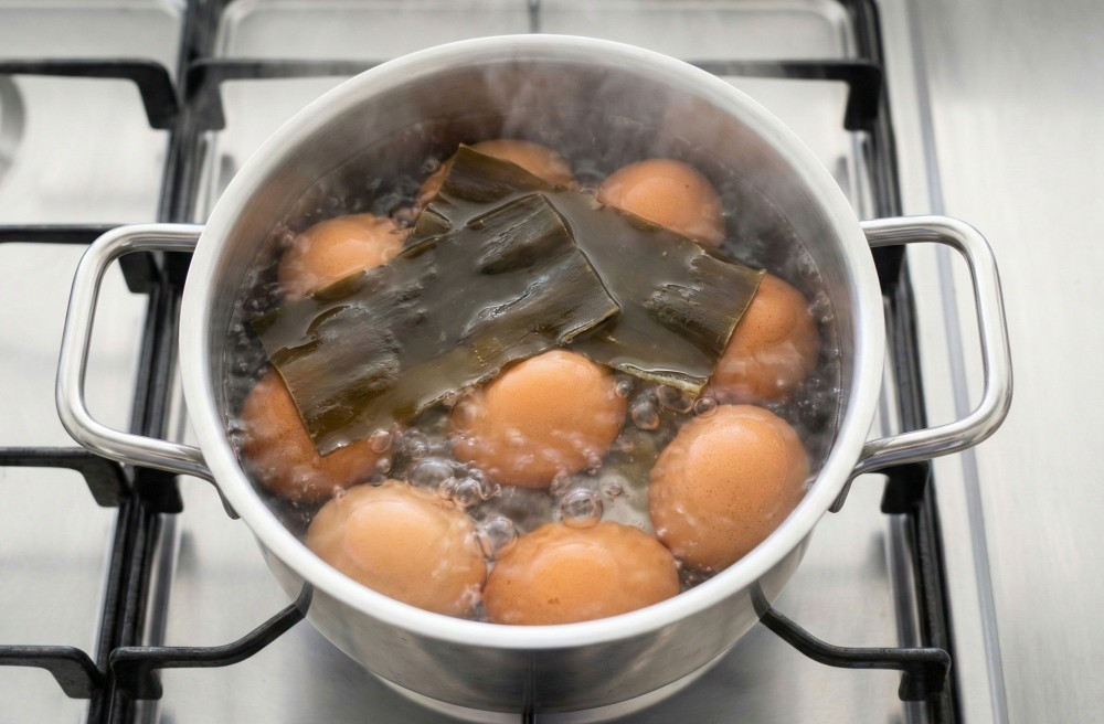 기사를 바탕으로 AI가 생성한 자료사진. 달걀을 삶을 때 다시마 조각을 함께 넣고 삶으면 더 빨리 익는다.